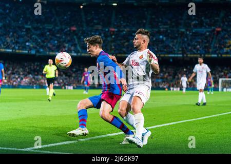 (220502) -- BARCELLONA, 2 maggio 2022 (Xinhua) -- Gavi (L) di Barcellona vibra con Pablo Maffeo di Maiorca durante una partita la Liga Santander tra il FC Barcellona e RCD Mallorca a Camp Nou, Barcellona, Spagna, il 1 maggio 2022. (Foto di Joan Gosa/Xinhua) Foto Stock