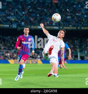 (220502) -- BARCELLONA, 2 maggio 2022 (Xinhua) -- Antonio Raillo (R) di Maiorca compete durante una partita la Liga Santander tra il FC Barcelona e RCD Mallorca a Camp Nou, Barcellona, Spagna, il 1 maggio 2022. (Foto di Joan Gosa/Xinhua) Foto Stock