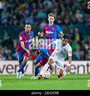 (220502) -- BARCELLONA, 2 maggio 2022 (Xinhua) -- Dani Alves di Barcellona (2nd L) vibra con Angel Rodriguez di Maiorca (R) durante una partita la Liga Santander tra il FC Barcellona e RCD Mallorca a Camp Nou, Barcellona, Spagna, il 1 maggio 2022. (Foto di Joan Gosa/Xinhua) Foto Stock