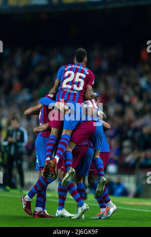 (220502) -- BARCELLONA, 2 maggio 2022 (Xinhua) -- i giocatori di Barcellona celebrano un gol durante una partita la Liga Santander tra il FC Barcelona e il RCD Mallorca a Camp Nou, Barcellona, Spagna, il 1 maggio 2022. (Foto di Joan Gosa/Xinhua) Foto Stock