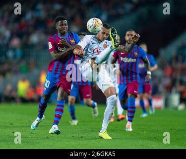 (220502) -- BARCELLONA, 2 maggio 2022 (Xinhua) -- Ansu dati (L) di Barcellona vibra con Franco Russo di Maiorca durante una partita la Liga Santander tra il FC Barcellona e RCD Mallorca a Camp Nou, Barcellona, Spagna, il 1 maggio 2022. (Foto di Joan Gosa/Xinhua) Foto Stock