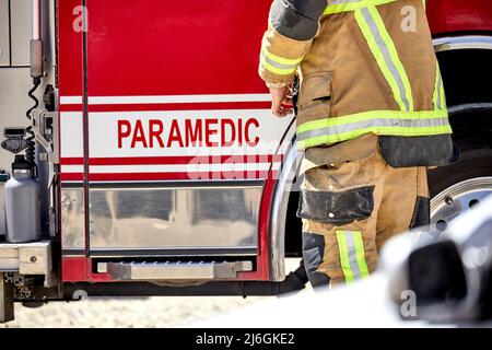 Paramedico Fire Fighter in piedi su un camion Foto Stock