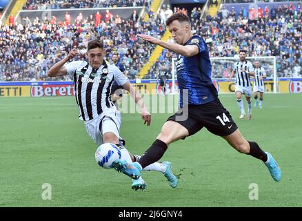 (220502) -- Udine, 2 maggio 2022 (Xinhua) -- Ivan Perisic (R) di Inter Milan vies con Nahuel Molina di Udinese durante la loro Serie A soccer match a Udine, Italia, il 1 maggio 2022. (Str/Xinhua) Foto Stock