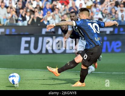 (220502) -- Udine, 2 maggio 2022 (Xinhua) -- Lautaro Martinez di Inter Milan spara e perde il calcio di punizione durante una partita di calcio tra Udinese e Inter Milan a Udine, Italia, il 1 maggio 2022. (Str/Xinhua) Foto Stock