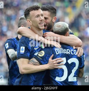 (220502) -- Udine, 2 maggio 2022 (Xinhua) -- Ivan Perisic (front L) di Inter Milan festeggia il suo traguardo con i compagni di squadra durante una partita di calcio tra Udinese e Inter Milan a Udine, Italia, il 1 maggio 2022. (Str/Xinhua) Foto Stock