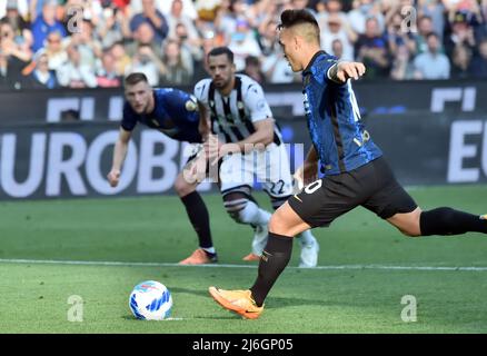 (220502) -- Udine, 2 maggio 2022 (Xinhua) -- Lautaro Martinez di Inter Milan spara e perde il calcio di punizione durante una partita di calcio tra Udinese e Inter Milan a Udine, Italia, il 1 maggio 2022. (Str/Xinhua) Foto Stock