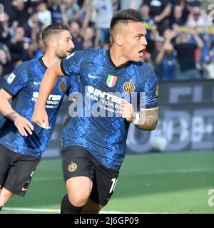 (220502) -- Udine, 2 maggio 2022 (Xinhua) -- il 1 maggio 2022 l'Inter Milan Lautaro Martinez festeggia il suo traguardo durante una partita di calcio tra Udinese e Inter Milan a Udine. (Str/Xinhua) Foto Stock