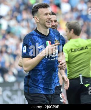 (220502) -- Udine, 2 maggio 2022 (Xinhua) -- Ivan Perisic di Inter Milan celebra il suo obiettivo durante una partita di calcio a tra Udinese e Inter Milan a Udine, Italia, il 1 maggio 2022. (Str/Xinhua) Foto Stock