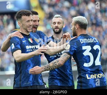 (220502) -- Udine, 2 maggio 2022 (Xinhua) -- Ivan Perisic di Inter Milan (1st L) celebra il suo traguardo con i compagni di squadra durante una partita di calcio a tra Udinese e Inter Milan a Udine, Italia, il 1 maggio 2022. (Str/Xinhua) Foto Stock