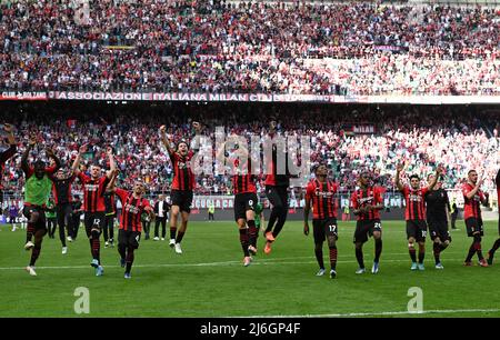 (220502) -- MILANO, 2 maggio 2022 (Xinhua) -- i giocatori di AC Milan festeggiano dopo una partita di calcio tra AC Milan e Fiorentina a Milano, Italia, il 1 maggio 2022. (Foto di Alberto Lingria/Xinhua) Foto Stock