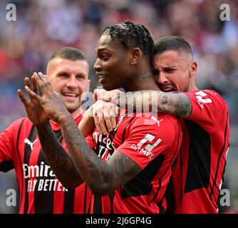 (220502) -- MILANO, 2 maggio 2022 (Xinhua) -- Rafael Leao (C) di AC Milan festeggia il suo traguardo durante una partita di calcio della Serie A tra AC Milan e Fiorentina a Milano, il 1 maggio 2022. (Foto di Alberto Lingria/Xinhua) Foto Stock