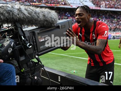 (220502) -- MILANO, 2 maggio 2022 (Xinhua) -- Rafael Leao di AC Milan celebra il suo obiettivo durante una partita di calcio della Serie A tra AC Milan e Fiorentina a Milano, Italia, il 1 maggio 2022. (Foto di Alberto Lingria/Xinhua) Foto Stock