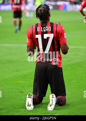 (220502) -- MILANO, 2 maggio 2022 (Xinhua) -- Rafael Leao di AC Milan celebra il suo obiettivo durante una partita di calcio della Serie A tra AC Milan e Fiorentina a Milano, Italia, il 1 maggio 2022. (Foto di Alberto Lingria/Xinhua) Foto Stock