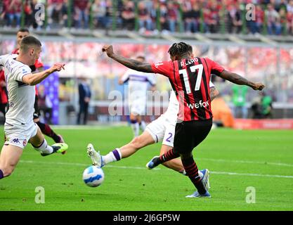 (220502) -- MILANO, 2 maggio 2022 (Xinhua) -- Rafael Leao di AC Milan segna il suo goal durante una partita di calcio tra AC Milan e Fiorentina a Milano, Italia, il 1 maggio 2022. (Foto di Alberto Lingria/Xinhua) Foto Stock