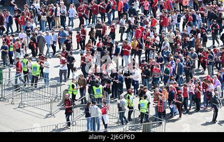 (220502) -- MILANO, 2 maggio 2022 (Xinhua) -- i tifosi dell'AC Milan attendono di entrare nello stadio prima di una partita di calcio della Serie A tra l'AC Milan e la Fiorentina a Milano, il 1 maggio 2022. (Foto di Alberto Lingria/Xinhua) Foto Stock