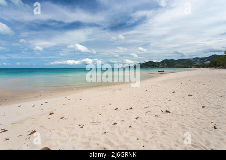 Spiaggia di sabbia bianca Chaweng Beach, Koh Samui, Thailandia. Dopo che Covid non ha avuto turisti rendere il mare completo recupero ecologico, equilibrio della natura Foto Stock