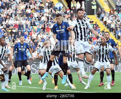 (220502) -- Udine, 2 maggio 2022 (Xinhua) -- Ivan Perisic di Inter Milan (TOP L) segna il suo traguardo durante una partita di calcio a tra Udinese e Inter Milan a Udine, Italia, il 1 maggio 2022. (Str/Xinhua) Foto Stock