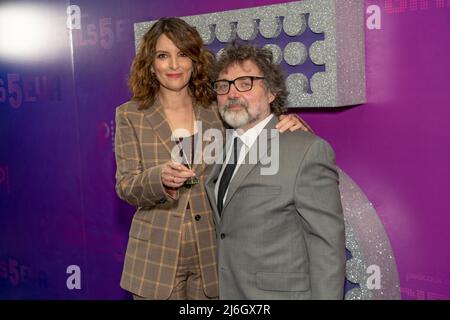 NEW YORK, NEW YORK - MAGGIO 01: Tina Fey e Jeff Richmond partecipano alla 'Girls5eva' stagione 2 Premiere di Peacock al Roxy Hotel il 01 Maggio 2022 a New York City. Credit: Ron Adar/Alamy Live News Foto Stock