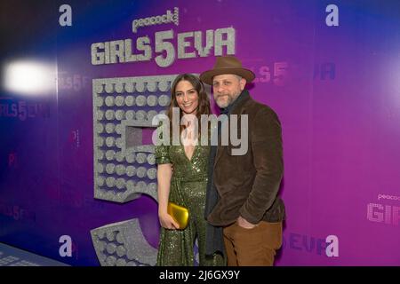 NEW YORK, NEW YORK - MAGGIO 01: Sara Bareilles e Joe Tippett partecipano alla 'Girls5eva' stagione 2 Premiere di Peacock al Roxy Hotel il 01 Maggio 2022 a New York City. Credit: Ron Adar/Alamy Live News Foto Stock