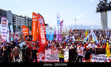 1 maggio 2022, Izmir, Turchia, Turchia: 1 maggio si è svolta a Izmir, Turchia, la celebrazione e la manifestazione della Giornata Internazionale del lavoro. Per lo più i lavoratori di sinistra, le organizzazioni e i sindacati hanno marciato con slogan, striscioni e bandiere. I gruppi affollati hanno celebrato la giornata con danza folclorica e canzoni. Alla celebrazione hanno partecipato anche il sindaco del comune metropolitano di Izmir TunÃ§ Soyer. (Credit Image: © Idil Toffolo/Pacific Press via ZUMA Press Wire) Foto Stock