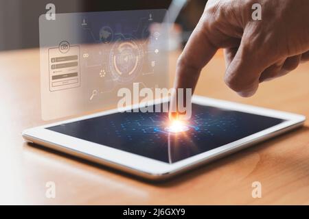 La mano di un uomo preme uno scanner di impronte digitali sullo schermo del tablet per accedere al sistema di accesso a Internet. Tecnologia concetto scanner di impronte digitali per entrare Foto Stock
