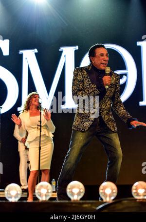 Indio, California, 1 maggio 2022 - Smokey Robinson sul palco allo Stagecoach Country Music Festival. Credit: Ken Howard/Alamy Live News Foto Stock
