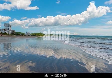 Riflessione della nuvola lungo l'Oceano Pacifico sulla stessa spiaggia vicino Atacames, provincia di Esmeraldas, Ecuador. Foto Stock