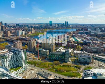 Il fiume Charles di Boston e lo skyline di Back Bay includono la John Hancock Tower, il Prudential Center e l'edificio One Dalton Street, Boston, Massachusetts, Stati Uniti Foto Stock