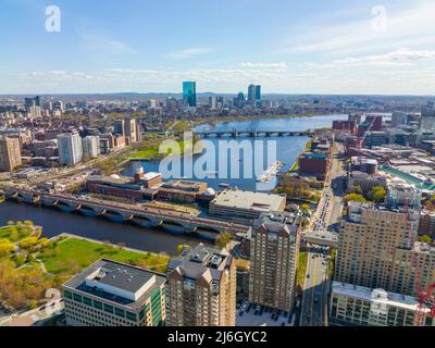 Il fiume Charles di Boston e lo skyline di Back Bay includono la John Hancock Tower, il Prudential Center e l'edificio One Dalton Street, Boston, Massachusetts, Stati Uniti Foto Stock