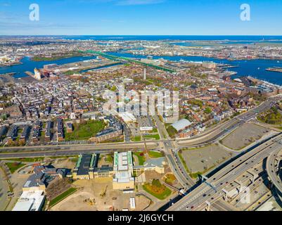 Vista aerea dello storico quartiere di Charlestown, tra cui Bunker Hill Momument e Mystic River con Maurice Tobin Bridge nella città di Boston, Massachusetts M. Foto Stock