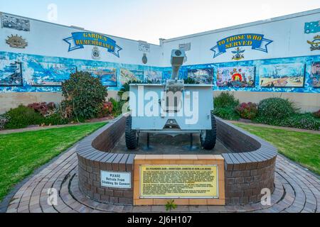 Giardino della memoria all'Inverell RSM Club, un memoriale per quelli che servivano, con 25 howitzer del fondatore in mostra Foto Stock