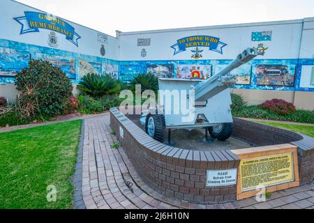 Giardino della memoria all'Inverell RSM Club, un memoriale per quelli che servivano, con 25 howitzer del fondatore in mostra Foto Stock