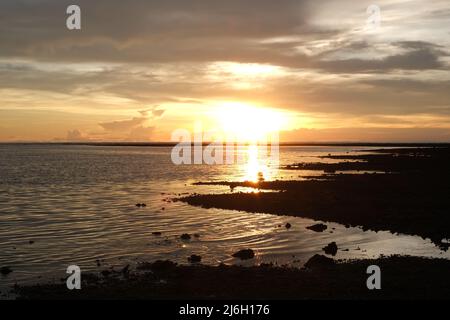 Ultimi minuti di sole su corallo poco profondo del mare delle Andamane Foto Stock