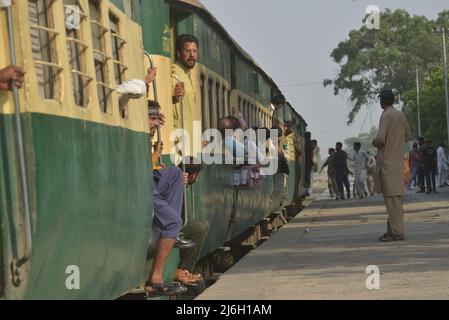 30 aprile 2022, Lahore, Punjab, Pakistan: La gente pakistana viaggia su un treno passeggeri affollato per raggiungere i loro villaggi e città per celebrare il festival musulmano di festa Eid al-Fir a Lahore. I musulmani di tutto il mondo si stanno preparando a celebrare l'Eid al-Fitr, che segna la fine del mese di digiuno del Ramadan. (Credit Image: © Rana Sajid Hussain/Pacific Press via ZUMA Press Wire) Foto Stock