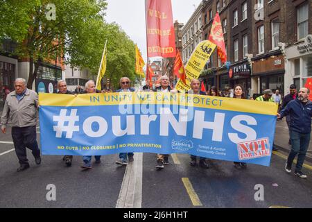 1 maggio 2022, Londra, Inghilterra, Regno Unito: I manifestanti hanno una bandiera a sostegno dell'NHS durante il mese di marzo del giorno di maggio. Vari sindacati e gruppi hanno attraversato il centro di Londra in solidarietà con i lavoratori, per i diritti sindacali e per i diritti umani. (Credit Image: © Vuk Valcic/ZUMA Press Wire) Foto Stock