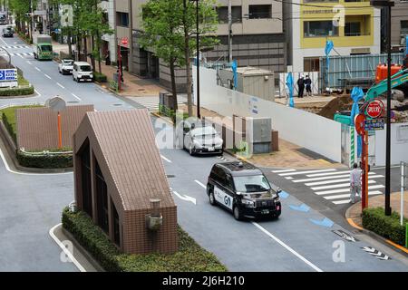 TOKYO, GIAPPONE - 28 aprile 2022: Vista del taxi su una strada nella zona di Ginza di Tokyo con prese d'aria, sopra un parcheggio sotterraneo, nel centro. Foto Stock