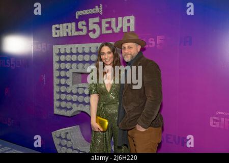 Sara Bareilles e Joe Tippett partecipano al 'Girls5eva' Peacock's Season 2 Premiere al Roxy Hotel a New York City. Foto Stock