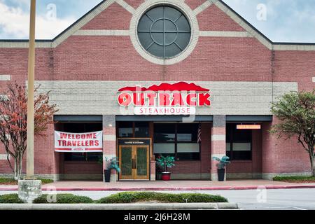 Houston, Texas USA 12-03-2021: Facciata del negozio e ingresso frontale dell'Outback Steakhouse a Houston, Texas. Ristorante americano a tema Australiano fondato nel 1988. Foto Stock