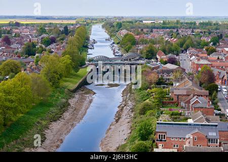 Vista panoramica di Boston e del fiume Witham passando attraverso Boston, Lincolnshire, Regno Unito Foto Stock