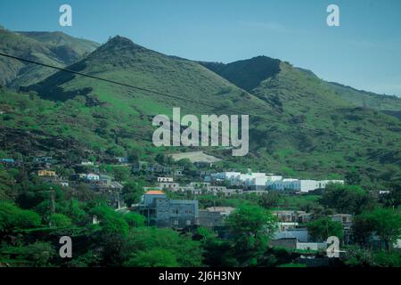 Case vicino alla strada che conduce alle colline dell'isola di Fogo a Cabo Verde verso il famoso Vulcano di Fogo in una giornata di sole. Foto Stock