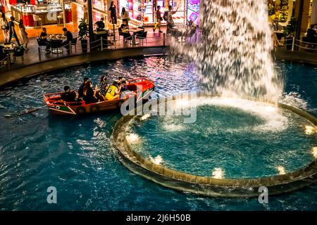 Giro in sampan lungo il canale presso lo Shoppes a Marina Bay Sands in una barca Sampan splendidamente artigianale. Foto Stock