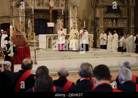 30 aprile 2022, Napoli, Campania/Napoli, Italia: Napoli, Italia - Aprile 30,2022 : processione del busto di San Gennaro , Patrono di Napoli, E ampolle contenenti il sangue del martire, dopo tre anni nelle vie del centro storico di Napoli sabato 30 aprile 2022. Il percorso si svolge dal Duomo di Napoli alla Basilica di Santa Chiara. Il sangue del saintÂ si sciolse alle 17:00,00 del pomeriggio.durante il viaggio i parroci dei territori attraversati dalla processione accolgono il Santo con il suono delle campane e con l'offerta di incenso.il cas Foto Stock