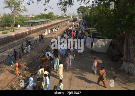 30 aprile 2022, Lahore, Punjab, Pakistan: La gente pakistana viaggia su un treno passeggeri affollato per raggiungere i loro villaggi e città per celebrare il festival musulmano di festa Eid al-Fir a Lahore. I musulmani di tutto il mondo si stanno preparando a celebrare l'Eid al-Fitr, che segna la fine del mese di digiuno del Ramadan. (Credit Image: © Rana Sajid Hussain/Pacific Press via ZUMA Press Wire) Foto Stock