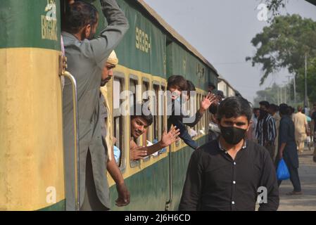 30 aprile 2022, Lahore, Punjab, Pakistan: La gente pakistana viaggia su un treno passeggeri affollato per raggiungere i loro villaggi e città per celebrare il festival musulmano di festa Eid al-Fir a Lahore. I musulmani di tutto il mondo si stanno preparando a celebrare l'Eid al-Fitr, che segna la fine del mese di digiuno del Ramadan. (Credit Image: © Rana Sajid Hussain/Pacific Press via ZUMA Press Wire) Foto Stock