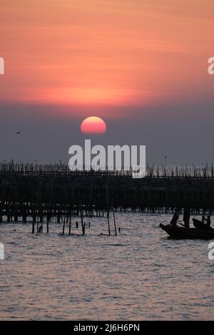 Tardo tramonto su fattoria acquatica per frutti di mare Foto Stock