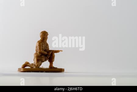 Brown Plastic Toy American Paratrooper in posizione prona con fucile all'anca Foto Stock