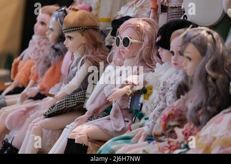 Una fila di bambole vestite sontuosamente Foto Stock