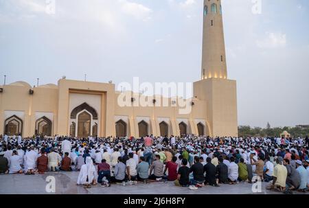 Doha, Qatar- Maggio 02,2022 : persone che frequentano la preghiera di Eid all'Abdual wahab masjid in Qatar Foto Stock