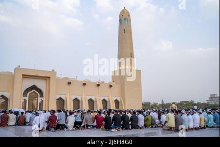 Doha, Qatar- Maggio 02,2022 : persone che frequentano la preghiera di Eid all'Abdual wahab masjid in Qatar Foto Stock