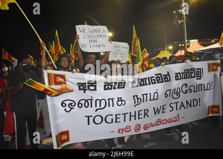 Colombo, Sri Lanka. 1st maggio 2022. In occasione di un Rally di protesta di maggio, gli studenti delle principali scuole di Colombo hanno chiesto le dimissioni immediate del Presidente, del primo Ministro e del Governo. La maggior parte delle persone coinvolte nella protesta erano anziani. Maggio Rallies ha portato migliaia di persone a Galle faccia verde, dove la protesta ha continuato per 23 giorni. Foto Stock